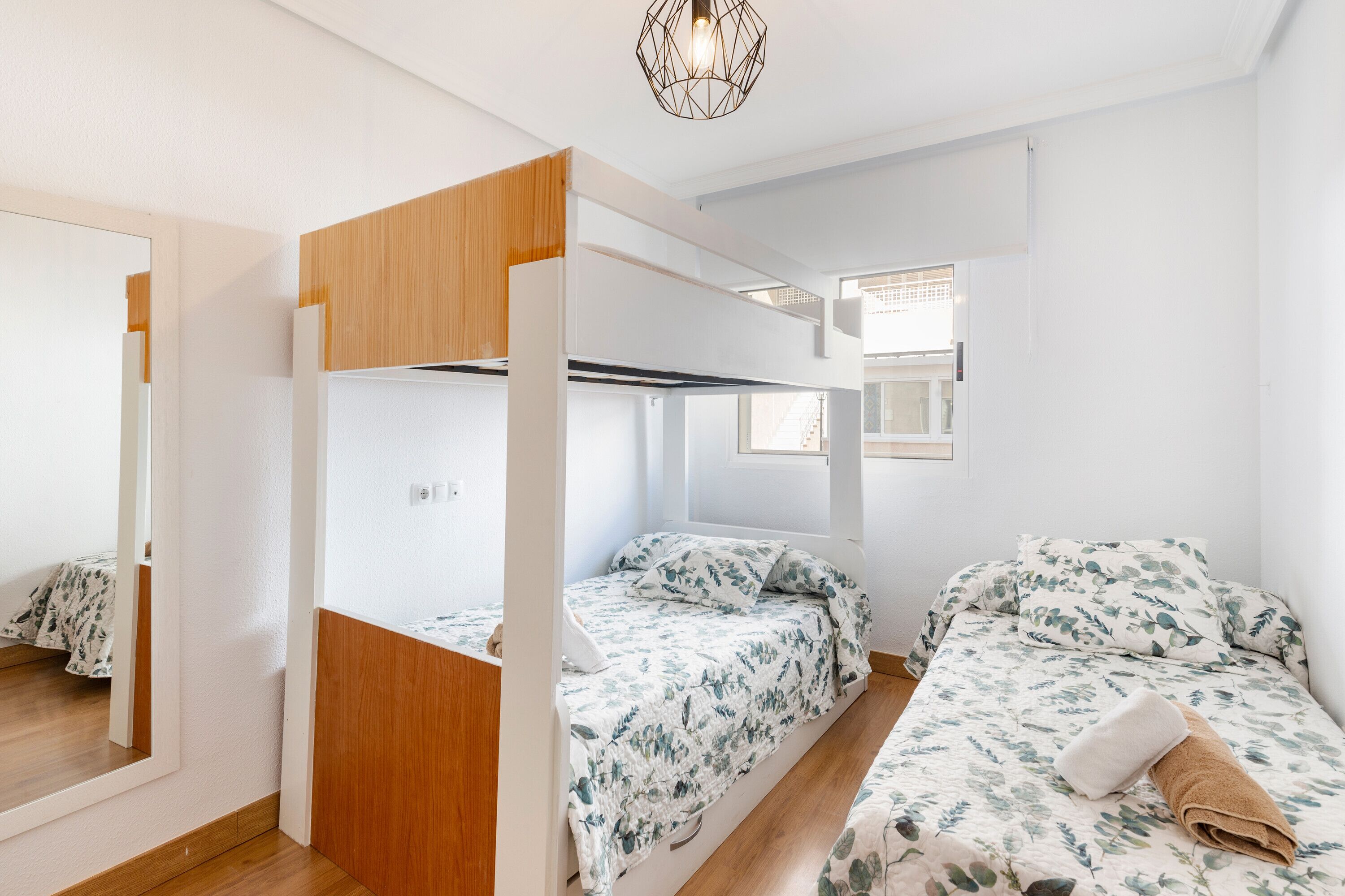 2 dormitorios, tabla de planchar con plancha, wifi gratis y ropa de cama