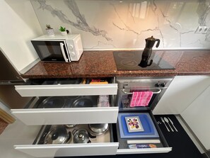 Kühlschrank, Mikrowelle, Ofen, Herdplatte