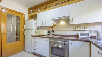 Een koelkast, een magnetron, een oven, een kookplaat