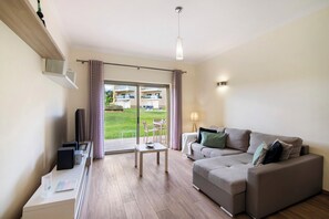 TV - Apartment 'Marina Garden Apart' with Shared Pool, Wi-Fi and Air Conditioning (Albufeira)