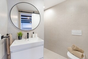 Shower, hair dryer - Holiday Home "Villa Gardel Casa Mango" with Sea View, Pool & Wi-Fi (Icod de los vinos)