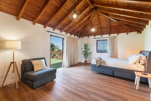 1 bedroom, iron/ironing board, free WiFi, bed sheets - Holiday Home "Villa Gardel Casa Mango" with Sea View, Pool & Wi-Fi (Icod de los vinos)