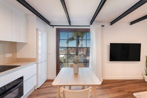 Kylskåp, mikrovågsugn, spishäll och kaffe- och tebryggare