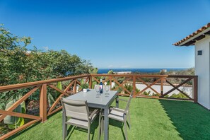 Outdoor dining - Holiday Home "Villa Gardel Casa Mango" with Sea View, Pool & Wi-Fi (Icod de los vinos)