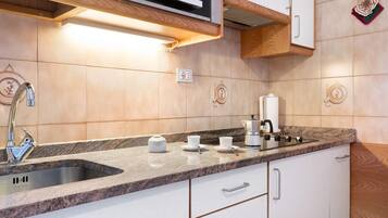 Fridge, microwave, stovetop, coffee/tea maker