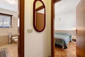 Douche, séchoir à cheveux, serviettes fournies