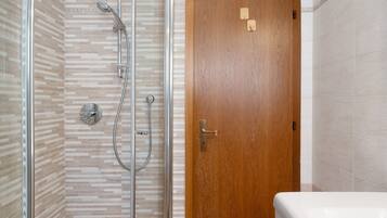 Dusche, Haartrockner, Handtücher