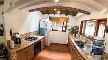 Frigorífico, horno, placa de cocina y cafetera o tetera