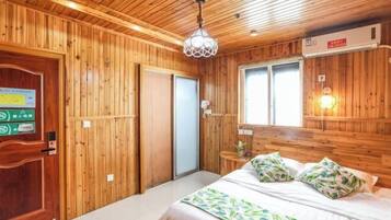 Una habitación con paneles de madera, una cama, una puerta y una ventana.