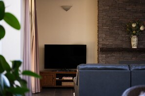 TV, lareira, aparelho de som
