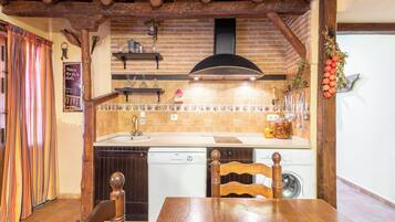 Frigorífico, microondas, placa de cocina y lavavajillas