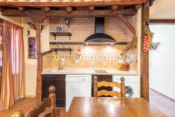 Kühlschrank, Mikrowelle, Herdplatte, Geschirrspüler