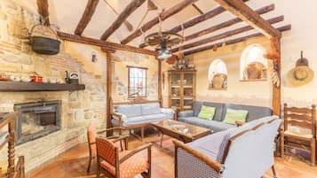 Een televisie, een open haard, een dvd-speler en een stereo