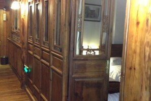Unclassified image, 3 of 30, button - Henglu Inn (Jianchuan)