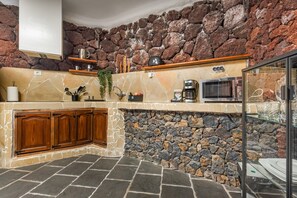 Kühlschrank, Mikrowelle, Kochgeschirr/Geschirr/Besteck