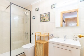 Douche, sèche-cheveux, serviettes fournies