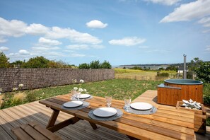 Outdoor dining - Tiny House 'Bada' with Sea View, Nordic Bath, Private Terrace and Wi-Fi (Langueux)