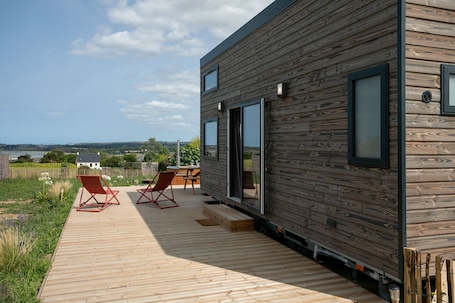Outdoor dining. Tiny House 'Bada' with Sea View, Nordic Bath, Private Terrace and Wi-Fi