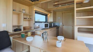 Een koelkast, een magnetron, een oven, een kookplaat