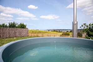 Outdoor spa tub - Tiny House 'Bada' with Sea View, Nordic Bath, Private Terrace and Wi-Fi (Langueux)