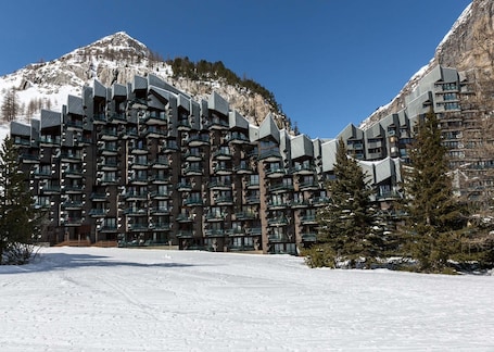Exterior. Apartment 'Sur Les Pistes - 8 Pers' with Mountain View, Balconies & Wi-Fi