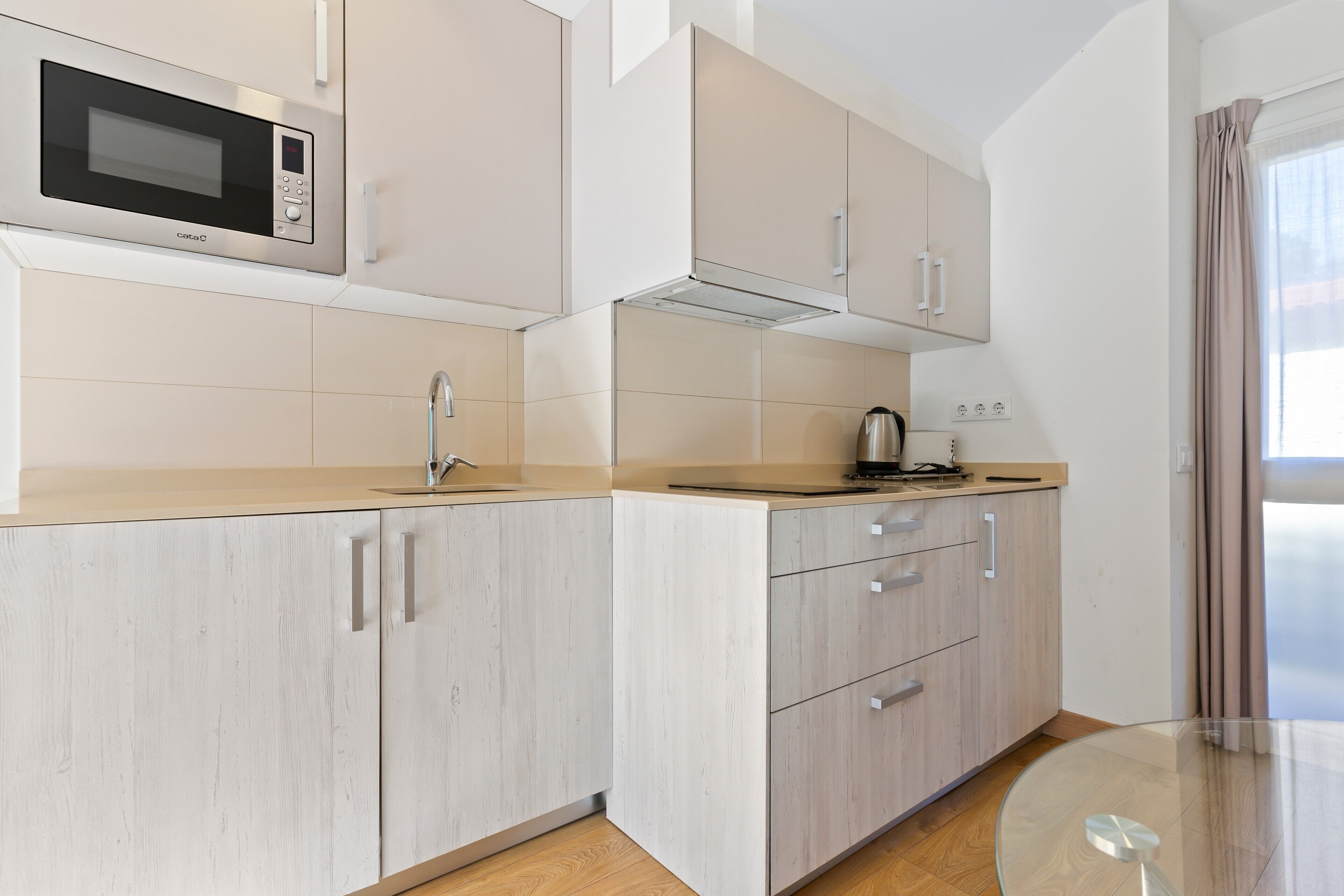 Microondas, placa de cocina, tetera/pava eléctrica, tostadora