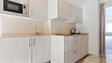 Microondas, placa de cocina, tetera/pava eléctrica, tostadora