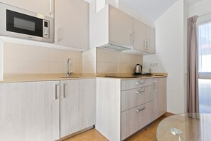 Microondas, placa de cocina, tetera/pava eléctrica, tostadora