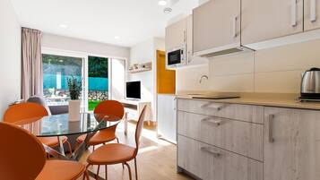 Een magnetron, een kookplaat, een waterkoker, een broodrooster