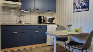 Kühlschrank, Ofen, Herdplatte, Wasserkocher mit Kaffee-/Teezubehör