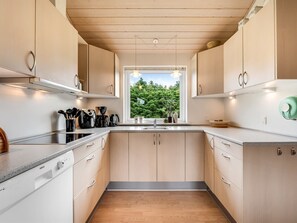 Kylskåp, mikrovågsugn, ugn och diskmaskin