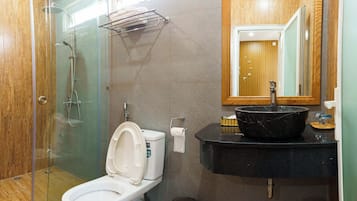 Máy sấy tóc, khăn tắm, xà phòng, dầu gội