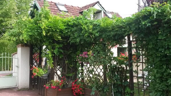 Property grounds - Cottage 'Aux Chants Des Oiseaux' with Private Garden and Wi-Fi (Heudreville-sur-Eure)