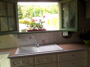 Refrigerador, microondas, cafetera/tetera, utensilios de cocina