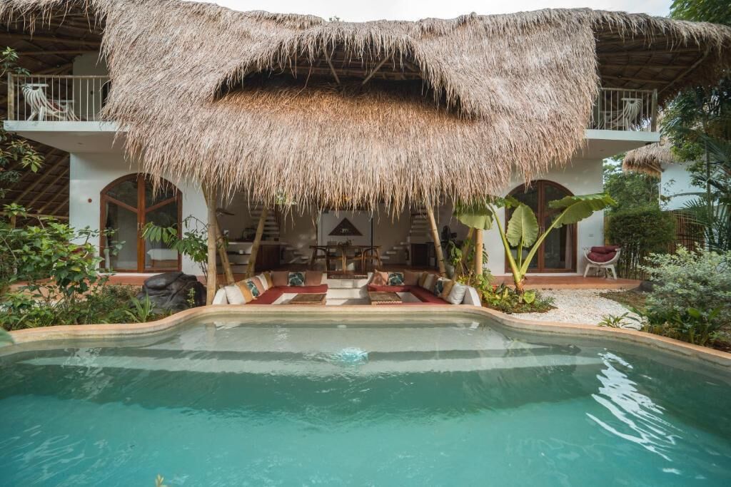 สระว่ายน้ำกลางแจ้ง