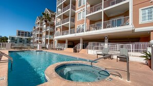 Un hôtel doté d’une piscine, d’un espace extérieur aménagé et de plusieurs balcons.