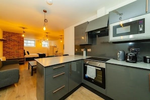 Een koelkast, een magnetron, een oven, een vaatwasser