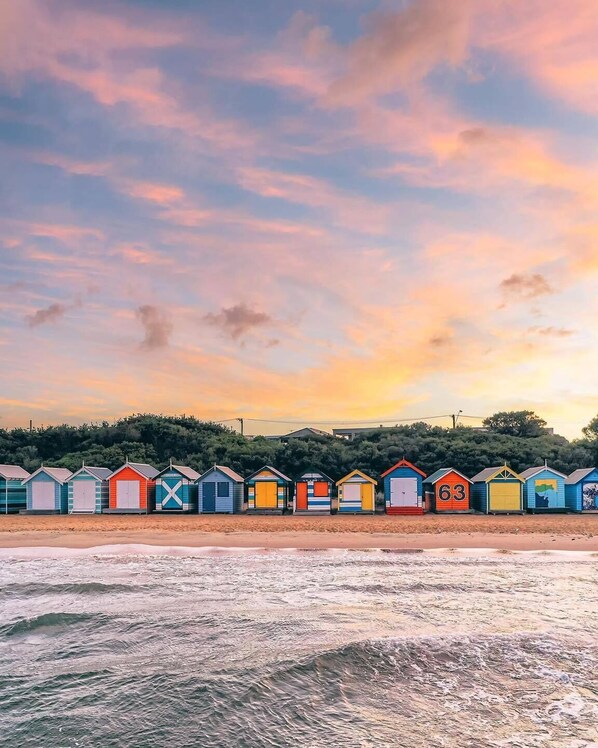 Vlak bij het strand, ligstoelen, strandlakens