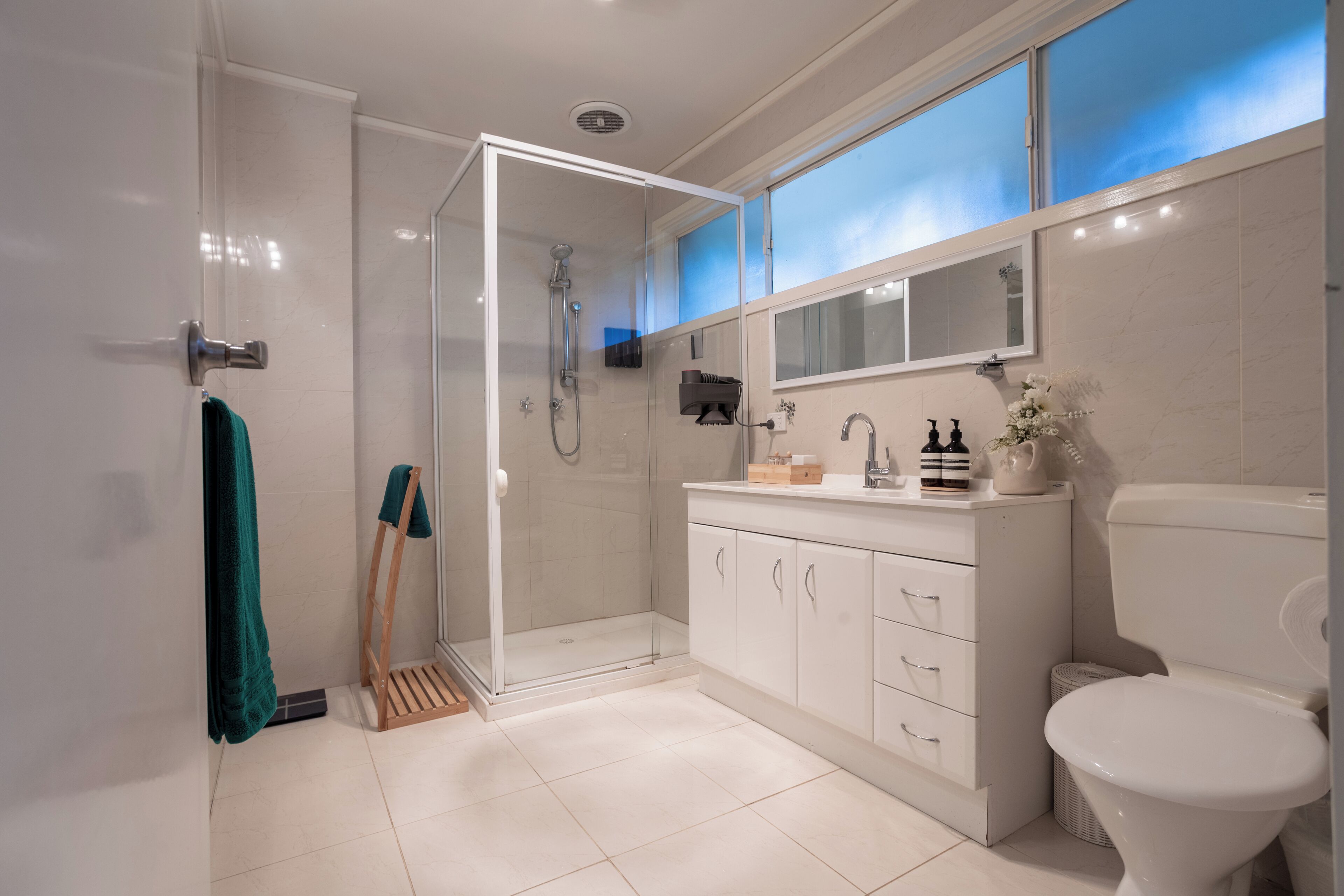 Douche, articles de toilette écologiques, sèche-cheveux