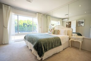 5 Schlafzimmer, Zimmersafe, Schreibtisch, Bügeleisen/Bügelbrett
