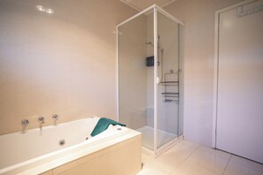 Douche, articles de toilette écologiques, sèche-cheveux