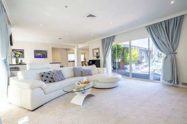 Smart-tv, een open haard, videospelletjes en tafelvoetbal