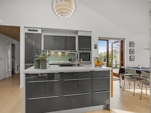 Een koelkast, een microgolfoven, een oven, een vaatwasser