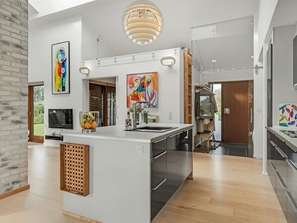 Een koelkast, een microgolfoven, een oven, een vaatwasser