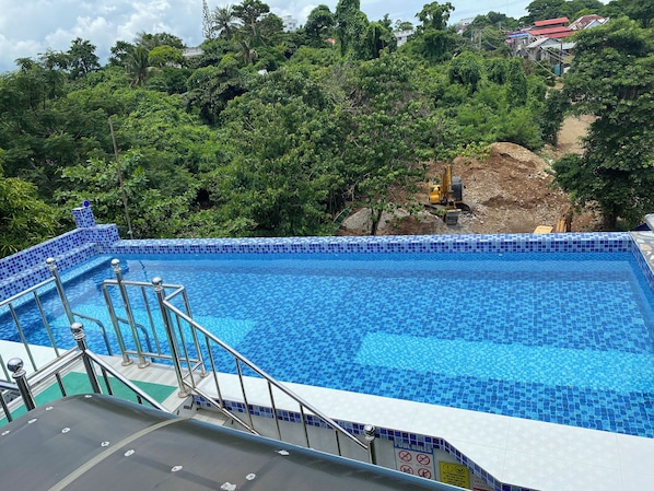 Kolam renang atas bumbung