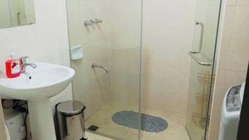 Een douche, een haardroger, een bidet, handdoeken