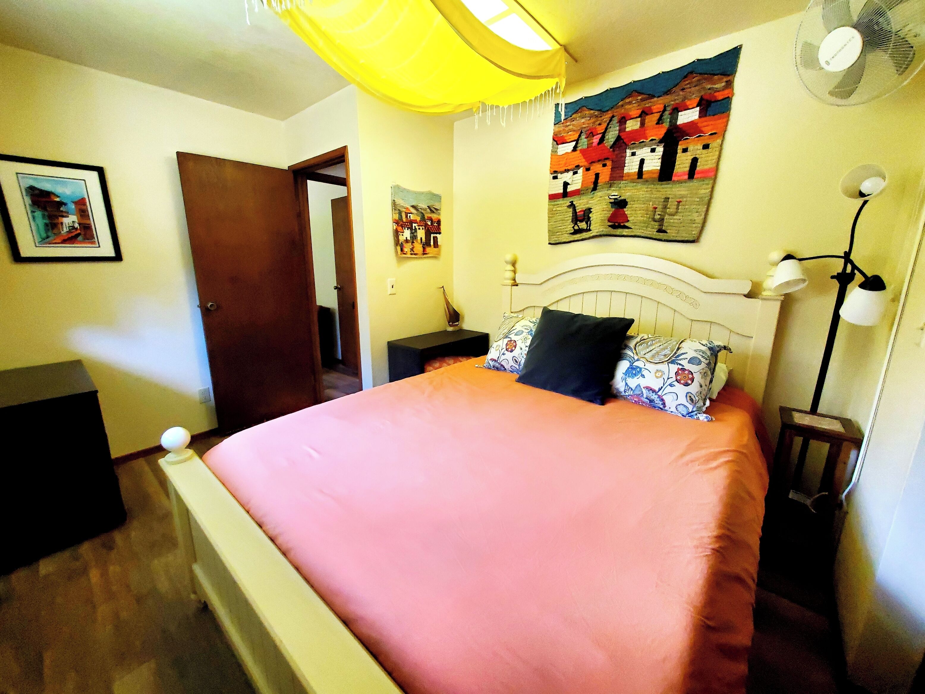 3 slaapkamers, een bureau, een strijkplank/strijkijzer, gratis wifi