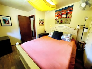 3 bedrooms, desk, iron/ironing board, free WiFi - Experience Tranquility in a Spacious 3-Bedroom Surrounded by Hawaiian Forest (Mountain View)