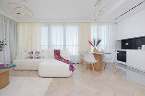 Apartment, 1 Schlafzimmer, Balkon | Wohnzimmer | 65-Zoll-Smart-TV mit Kabelempfang