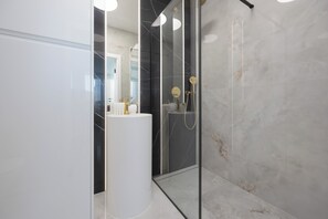 Apartment, 1 Schlafzimmer, Balkon | Badezimmer | Dusche, Haartrockner, Handtücher, Seife